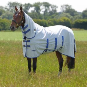 Shires Tempest Plus Sweet Itch Combo Rug A horse wearing a Shires Tempest Plus Sweet Itch Combo Rug in White and Air Force Blue