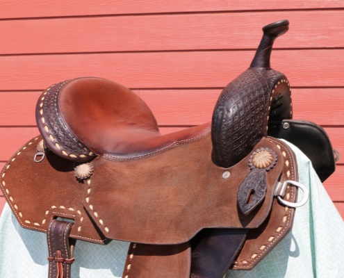 A picture of a western riding saddle for horse riding