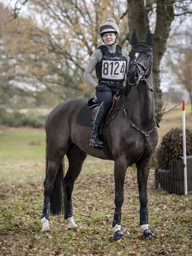 LeMieux Close Contact Suede Saddle Pad in Black-2