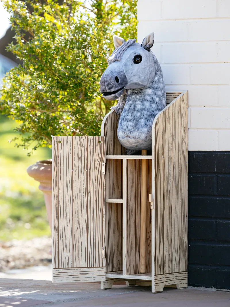 LeMieux Hobby Horse Wooden Stable-3