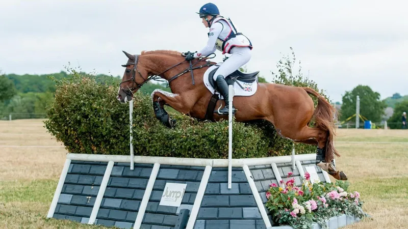 LeMieux Close Contact Suede Saddle Pad in White-1