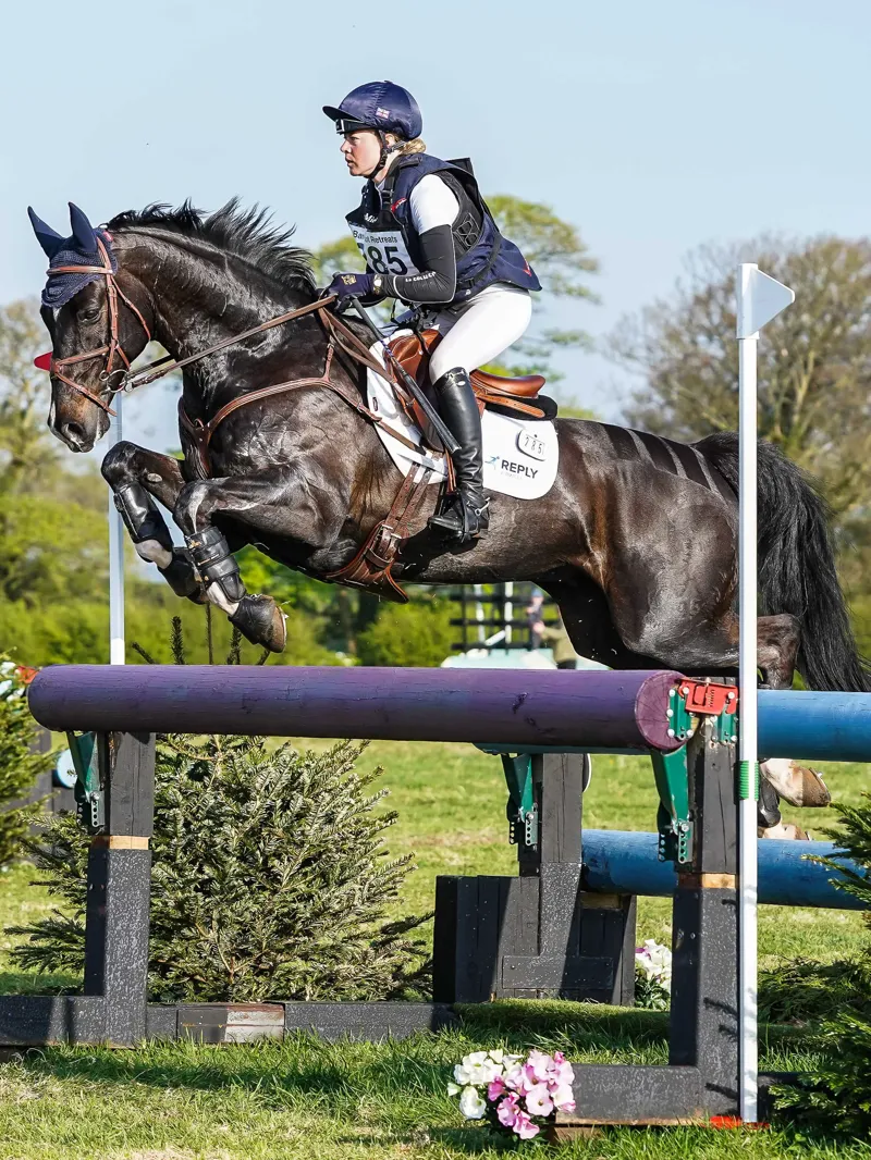 LeMieux Close Contact Suede Saddle Pad in White-2