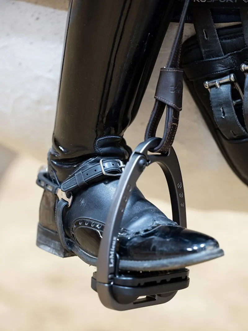 LeMieux Vector Close Contact Stirrup Leathers in Brown-2