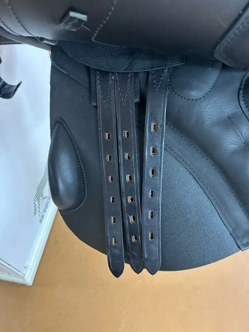 Black Country Solare Jump 17.5 MW Saddle in Black-4