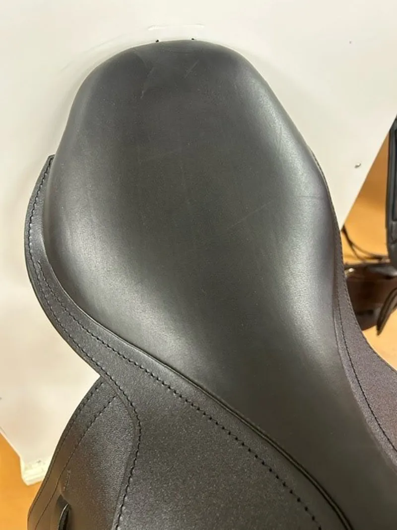 Black Country Solare Jump 17.5 MW Saddle in Black-3