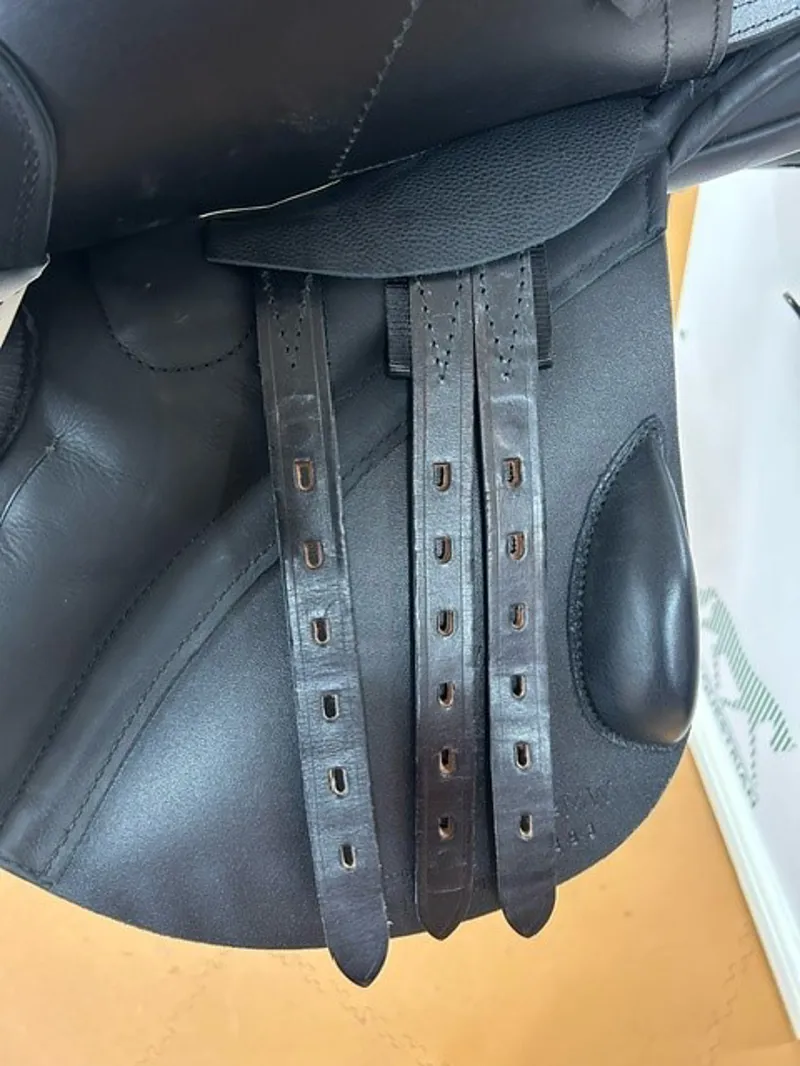 Black Country Solare Jump 17.5 MW Saddle in Black-5