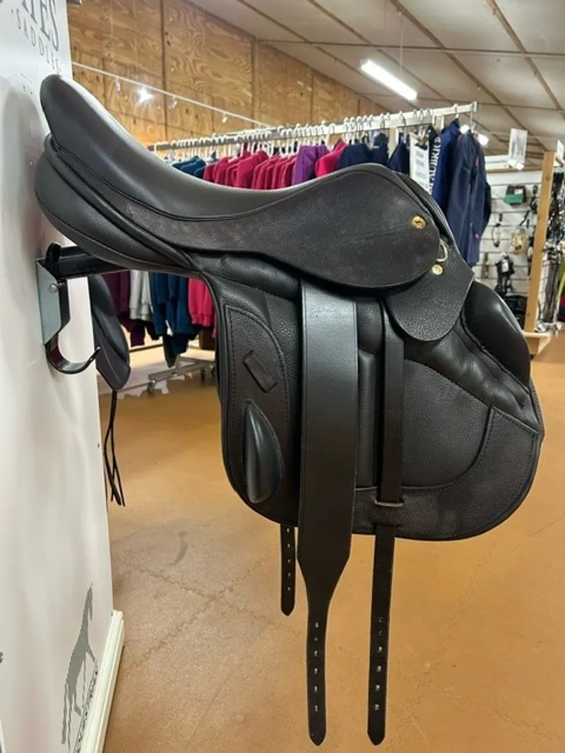 Black Country Vinici Jump 17.5 M Saddle in Brown