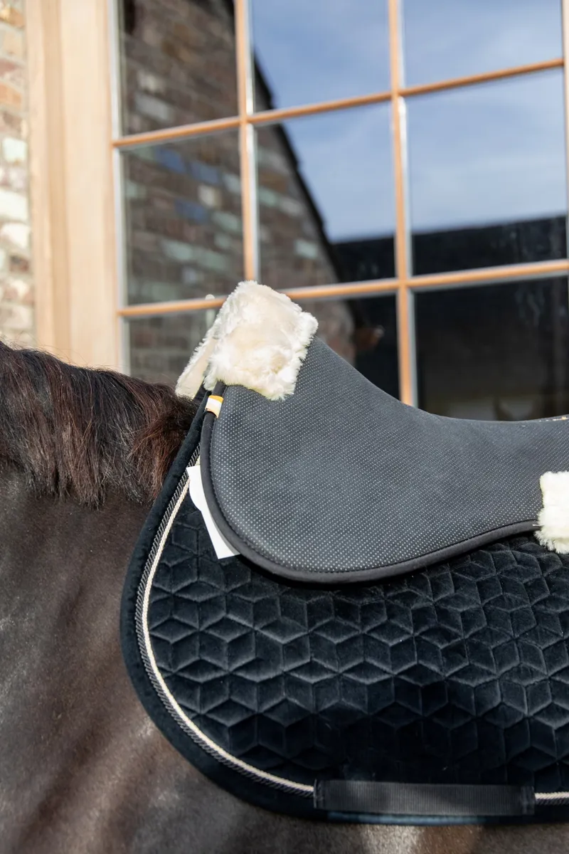 Kentucky Sheepskin Anatomic Half Pad Absorb in Black and Natural-5