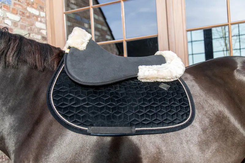 Kentucky Sheepskin Anatomic Half Pad Absorb in Black and Natural-3